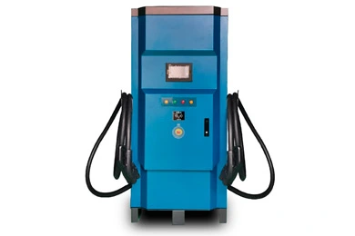 Qual è la tensione cc per la ricarica ordinaria nelle stazioni di ricarica dei veicoli elettrici?